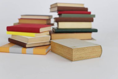 Beyaz arkaplan üzerine kitap yığını