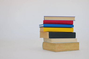 Beyaz arkaplan üzerine kitap yığını