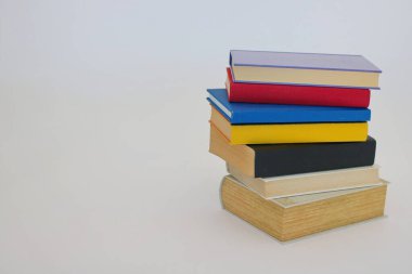Beyaz arkaplan üzerine kitap yığını