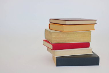 Beyaz arkaplan üzerine kitap yığını