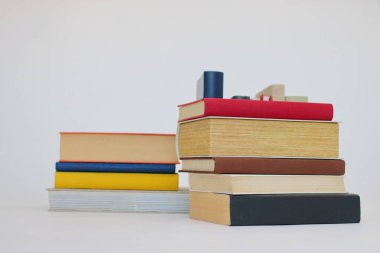 Beyaz arkaplan üzerine kitap yığını