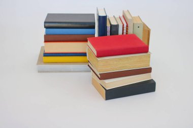 bir yığın kitap beyaz zemin üzerine
