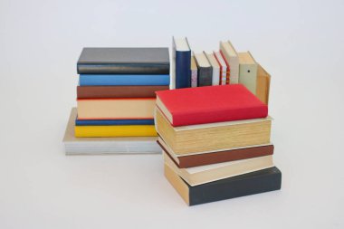 Beyaz arkaplan üzerine kitap yığını