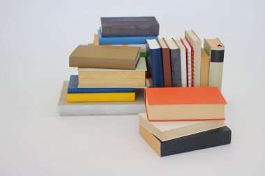 Kutuda bir yığın kitap, beyaz arkaplan