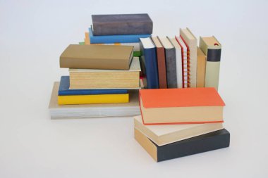 Farklı renkte kitap yığını