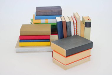 Beyaz arkaplan üzerine kitap yığını