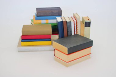 Rafta bir yığın kitap.