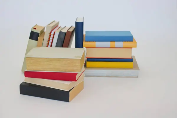 Stapel Bunter Bücher Auf Weißem Hintergrund — Stockfoto