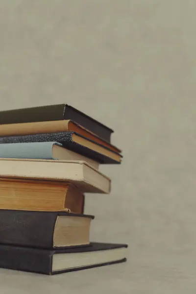 Ein Stapel Bücher Auf Einem Tisch — Stockfoto
