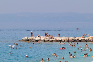 Makarska, Hırvatistan, 06.09.2023. Turistler Hırvatistan 'ın güneyinde, deniz kıyısında tatillerinin tadını çıkarıyorlar.