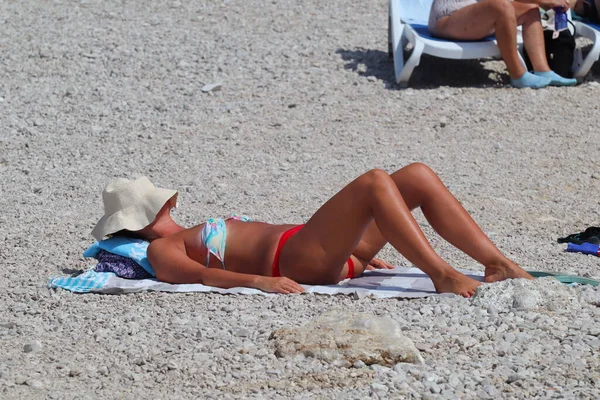 Makarska Croatia 2023 Tourists Enjoy Vacation South Croatia Beach Sea — Stock Photo, Image