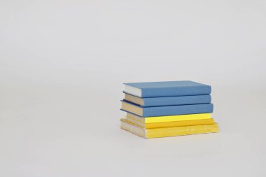 Kitap yığını Ukrayna rengi