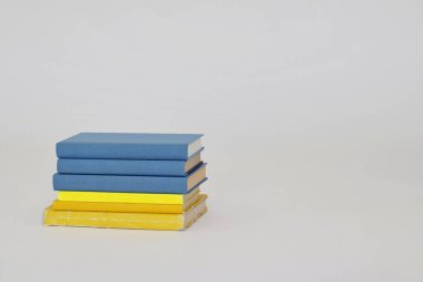 Kitap yığını Ukrayna rengi