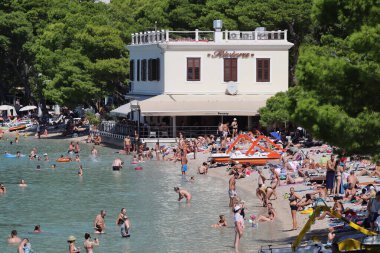 Makarska, Hırvatistan, 12 Eylül 2023. Hırvat plajları, Hırvatistan 'da iyi bir turizm sezonunun müjdelendiği Eylül ayı ortasında turistlerle dolu..