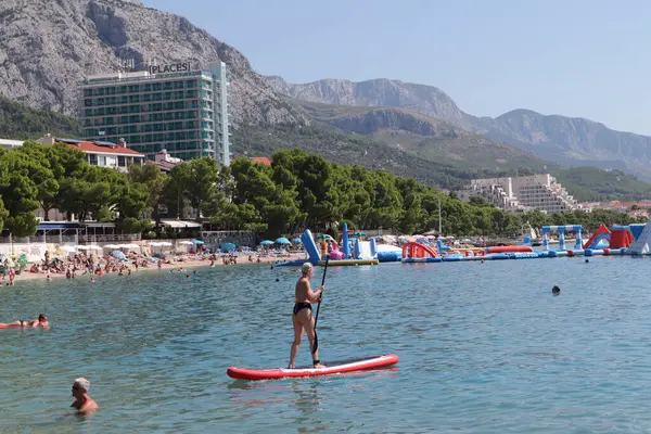 Makarska, Hırvatistan, 12 Eylül 2023. Hırvat plajları, Hırvatistan 'da iyi bir turizm sezonunun müjdelendiği Eylül ayı ortasında turistlerle dolu..