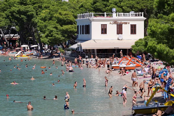 Makarska, Hırvatistan, 12 Eylül 2023. Hırvat plajları, Hırvatistan 'da iyi bir turizm sezonunun müjdelendiği Eylül ayı ortasında turistlerle dolu..