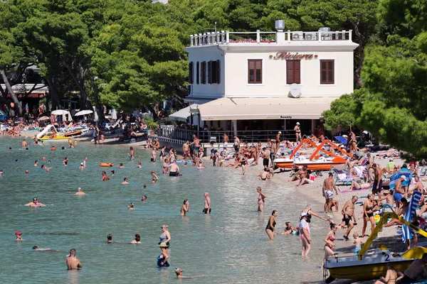 2023年9月12日 克罗地亚马卡尔斯卡 9月中旬 克罗地亚海滩上挤满了游客 这预示着克罗地亚旅游旺季的到来 免版税图库照片