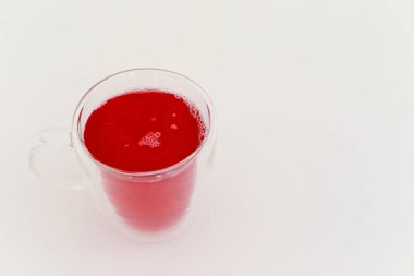 Beyaz arkaplanı olan çilekli gazoz..