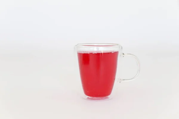 Erdbeersoda Einem Glasbecher Isoliert Auf Weißem Hintergrund — Stockfoto