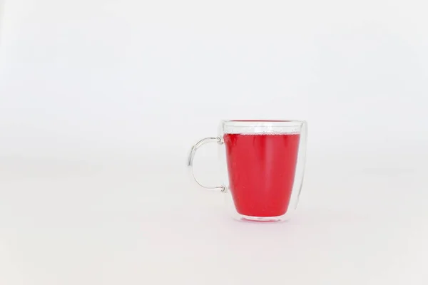 Ein Glas Rotwein Mit Schaum Auf Einem Weißen Tisch — Stockfoto