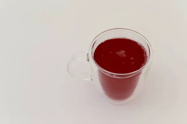 Jus Merah Segar Pada Latar Belakang Putih Minuman Sehat — Stok Foto