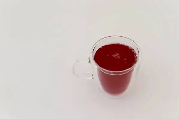 Eine Tasse Frischen Erdbeersaft Mit Einem Strohhalm Auf Dem Weißen — Stockfoto