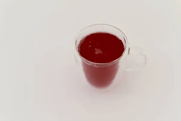 Bebida Vermelha Copo Com Fundo Branco — Fotografia de Stock