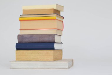 Beyaz arkaplan üzerine kitap yığını