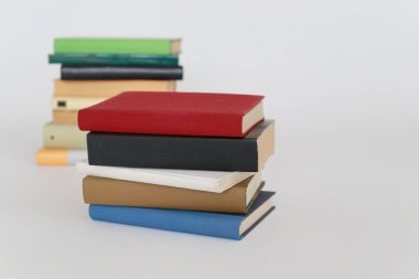 Beyaz arkaplan üzerine kitap yığını