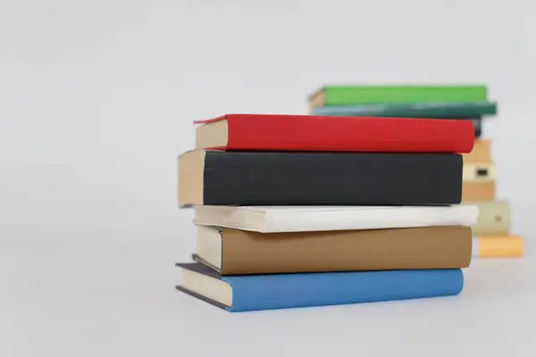 Stapel Bücher Auf Weißem Hintergrund Bildungskonzept — Stockfoto