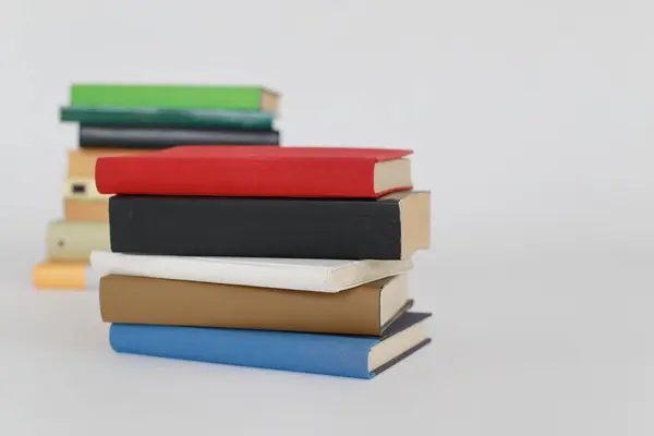 Verem Könyvek Fehér Háttér Előtt Oktatási Koncepció Vissza Iskolába — Stock Fotó