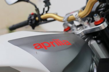 Kuala lumpur, Malezya - Kasım 292019: Motosiklet ve marka logoların seçilmiş odağı. Motosiklet sürücüsü