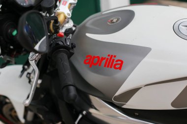 Motosiklet yola park edilmiş.