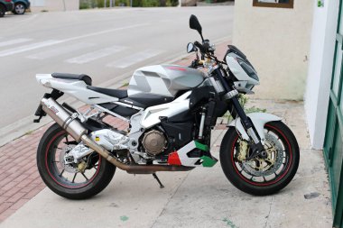 Motosiklet yolda. Seyahat konsepti. Deniz kıyısındaki bir caddede motosiklet. metin için yer.