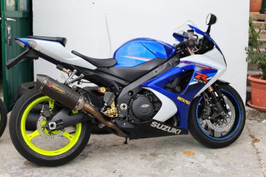 Motosiklet şehre park edilmiş.