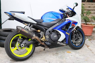 Bangkok, Tayland - 13 Haziran, 2017: Mavi motosiklet yolda