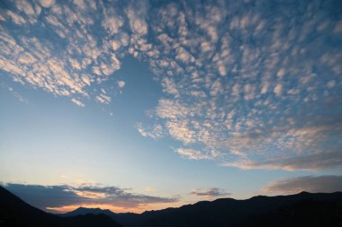 Dağlarda güzel bir gün batımı