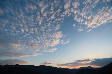 Dağlarda güzel bir gün batımı