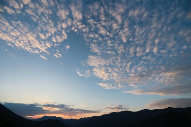 Dağların ardında güzel bir gün batımı