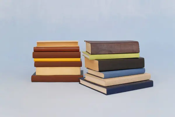Pilha Livros Sobre Fundo Azul — Fotografia de Stock