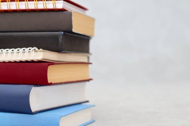 Beyaz arkaplan üzerine kitap yığını