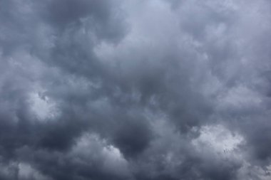 Gökyüzündeki kara bulutlar