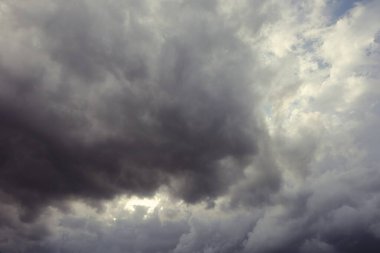 Gökyüzündeki kara bulutlar