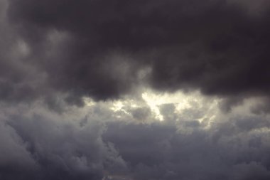 Yağmurdan önce kara fırtına bulutları