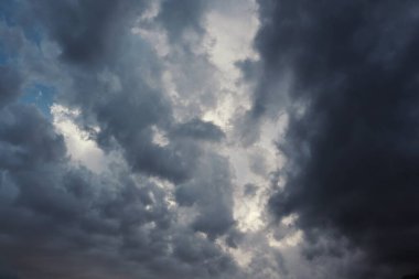 Kara bulutlar ve yağmur bulutları