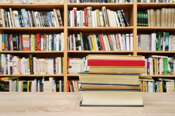 Knihy Dřevěném Stole Knihovně — Stock fotografie
