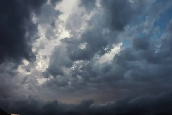 Langit Gelap Dengan Awan Badai Stok Gambar