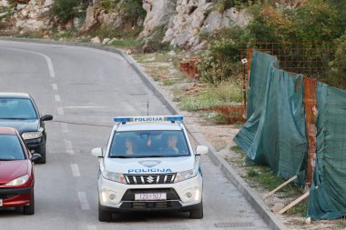 Vrgorac, Hırvat, 29.09.2023 Hırvat polisi sokaklarda devriye geziyor