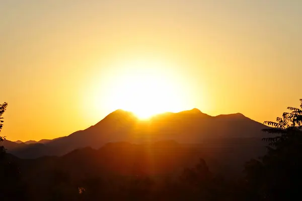 Matahari Terbenam Yang Indah Pegunungan Stok Foto Bebas Royalti