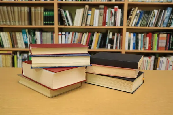 Bücher Und Stapel Auf Dem Tisch Der Bibliothek — Stockfoto